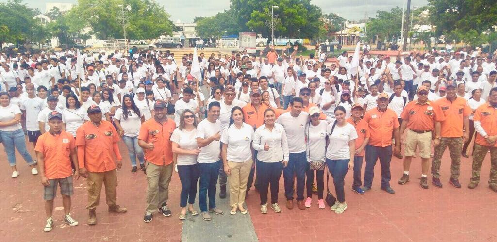 JÓVENES DEL PES LIMPIAN CANCÚN.