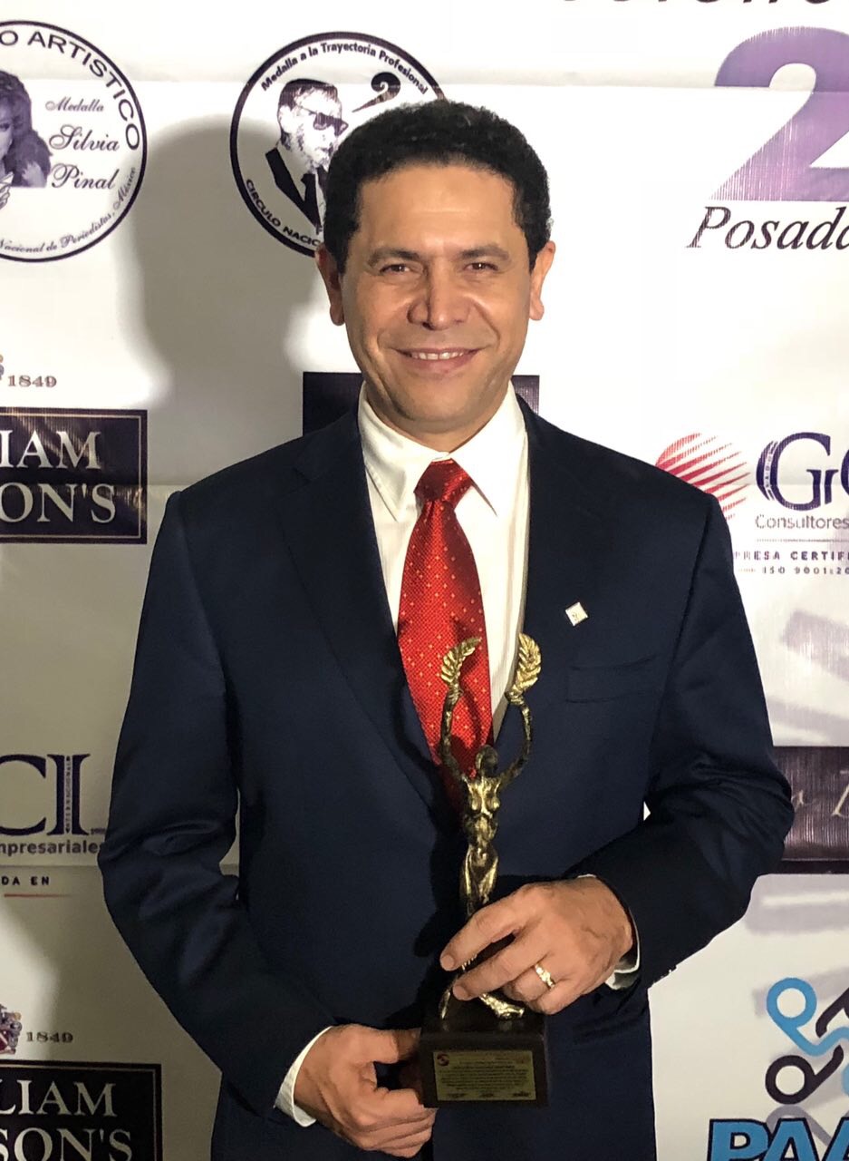 RECIBE GREG SÁNCHEZ RECONOCIMIENTO “LAS PALMAS DE ORO 2017”